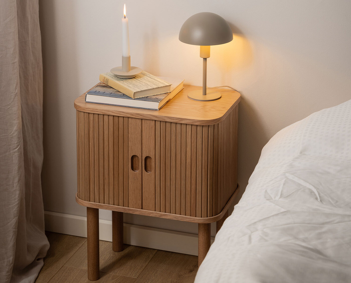 actona-langley-sangbord.lifestyle.jpg Langley nattduksbord bredvid säng.