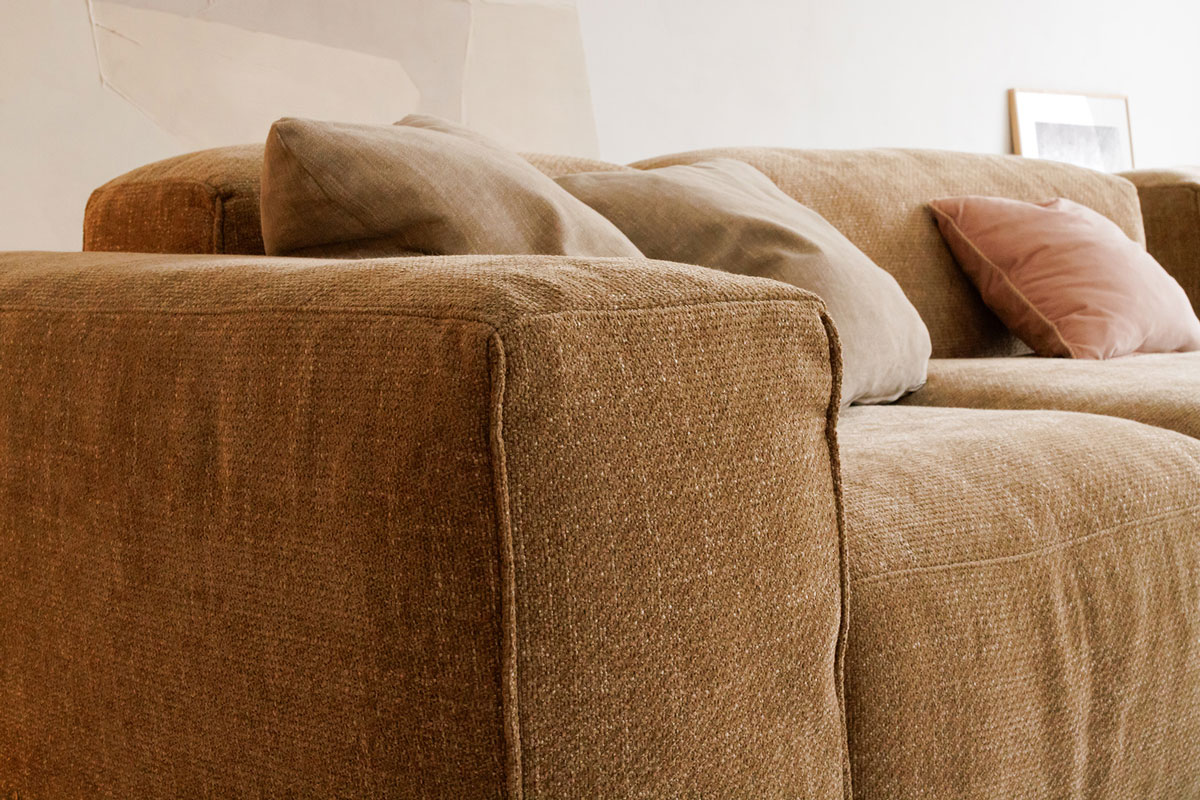 Edda---tyg-Bloom-2-Teddy-Brown-Legs-Oak.jpg Edda---tyg-Bloom-2-Teddy-Brown-Legs-Oak