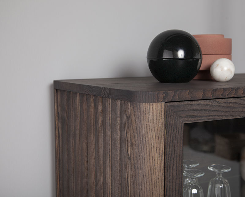 Velvet skåp detaljbild räfflor.jpg Velvet skåp detaljbild räfflor