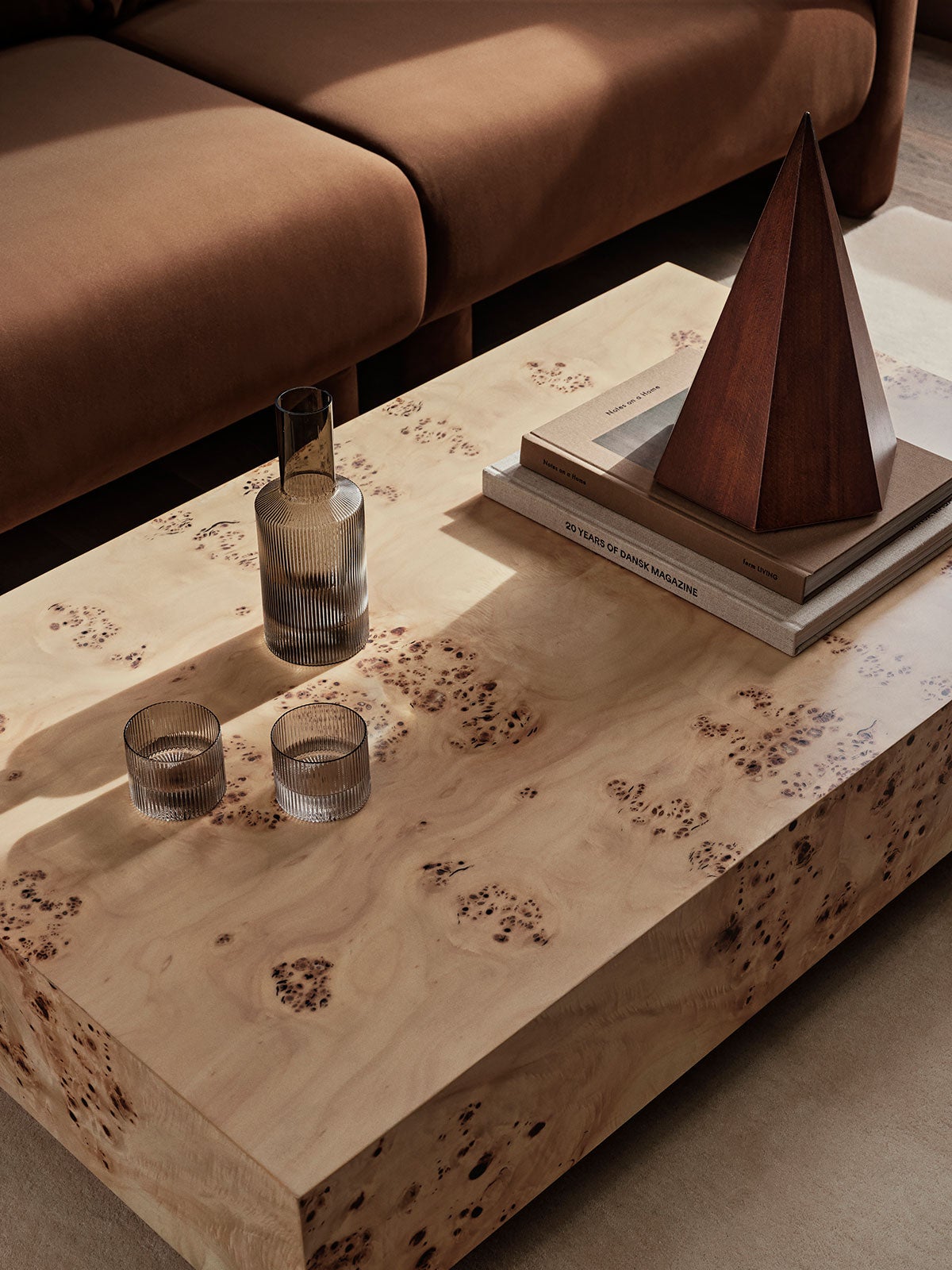 Ferm-Living-Burl-Coffee-Table-Lifestyle_1.jpg Burl Soffbord dekorerat med glas, karaff och böcker