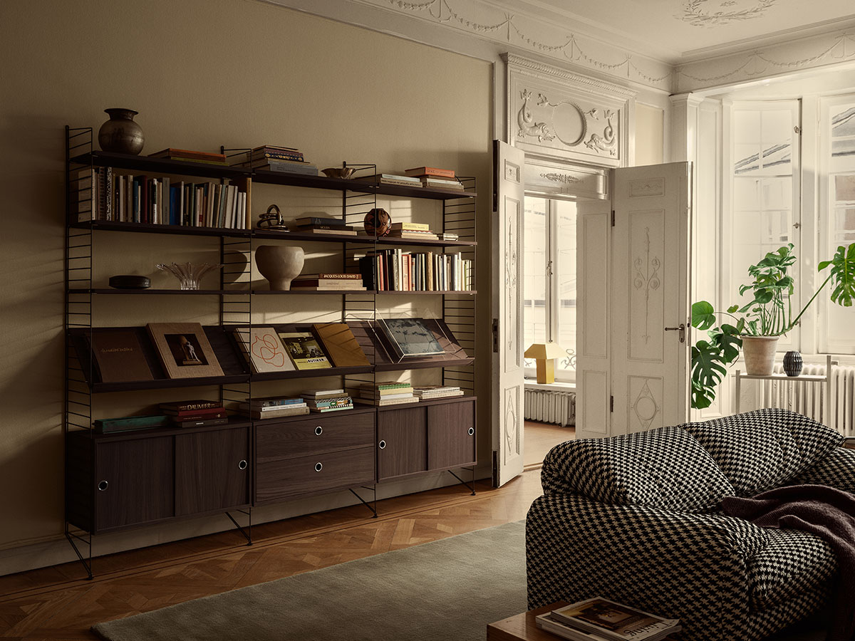 String-System-Dark-Brown-Dark-Oak-Lifestyle.jpg String System med moduler i mörk ek och mörkbruna golvgavlar i vardagsrum