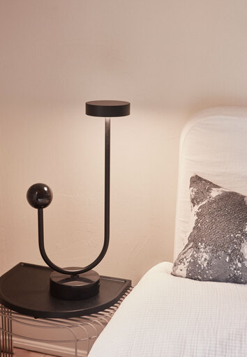 Grasil Bordslampa på sängbord bredvid säng
