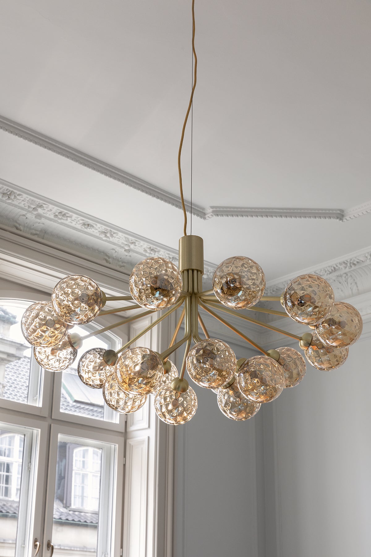 Nuura-Apiales-18-Brushed-Brass-Otic-Gold-Lifestyle.jpg Nuura-Apiales-18-Brushed-Brass-Otic-Gold-Lifestyle