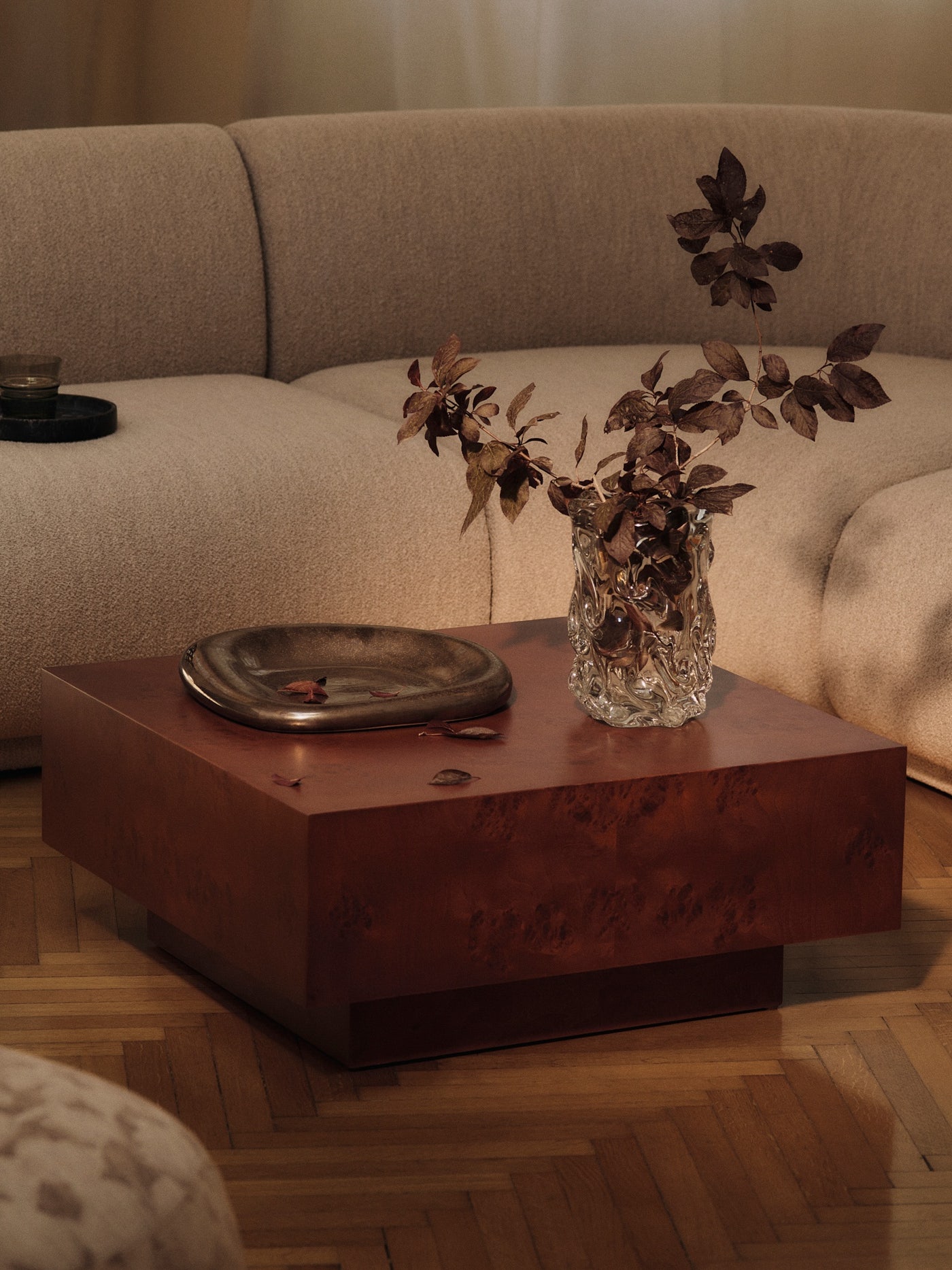FermLiving_AW25_BurlStorageCoffeeTable_DarkStainedBurl_1104272383_BellureCentrepiece_35_RusticBronze_1104272110_VirelleVase_H24_Clear_1104272101_RicoCorner90SoftBouclé_Natural_1104272257_1104272573_1104272574.jpg FermLiving_AW25_BurlStorageCoffeeTable_DarkStainedBurl_1104272383_BellureCentrepiece_35_RusticBronze_1104272110_VirelleVase_H24_Clear_1104272101_RicoCorner90SoftBouclé_Natural_1104272257_1104272573_1104272574