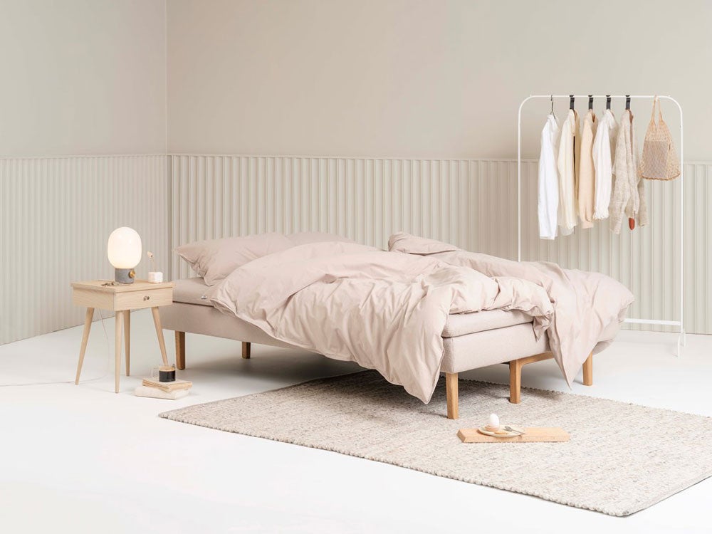 Hovden-Daily-Baddsoffa-Miljo_2.jpg Daily Bäddsoffa med ljusa sängkläder i rosa toner