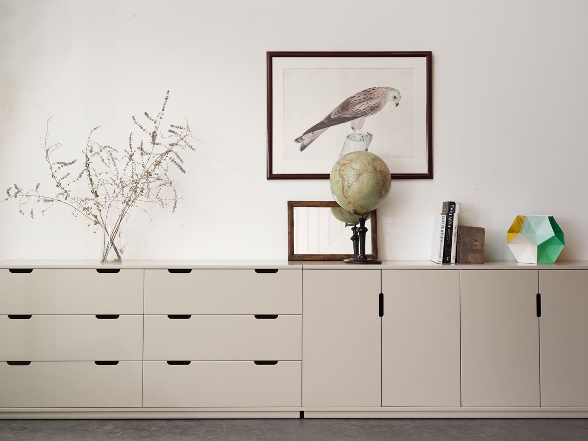 Aoko-Dubbelbyra-Sideboard-Beige-Miljo-1.jpg Aoko byrå och skåp i beige